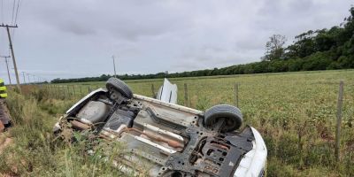 Carro capota e sai da pista em estrada da zona rural de Tapes