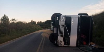 Carreta carregada de soja tomba na ERS-122