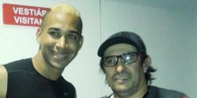 Narrador esportivo Celiomar Garcia entrega prêmio da ACEG a jogador do Figueirense