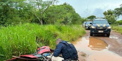 PRF flagra dupla apedrejando caminhões na saída de Porto Alegre