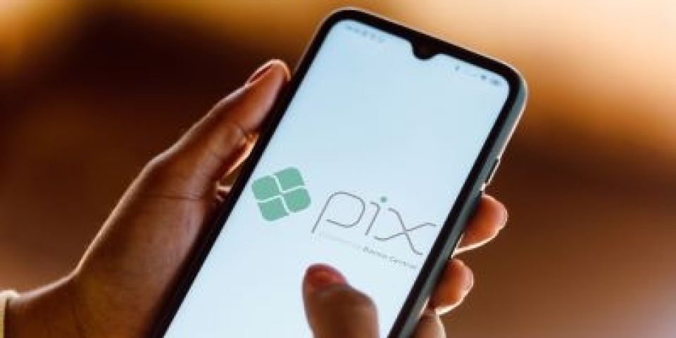 PIX com cartão de crédito? Entenda as alternativas oferecidas pelos bancos e os riscos envolvidos