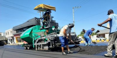 Pavimentação asfáltica é retomada na Rua Capitão Adolfo Castro em Camaquã