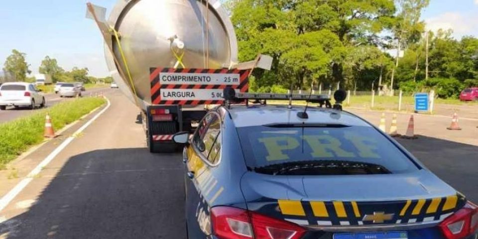 PRF prende dupla por uso de documento falsificado na BR-290 em Eldorado do Sul