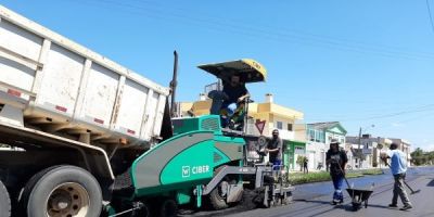 Obras de asfalto alteram trânsito nos arredores da Rua Capitão Adolfo Castro em Camaquã