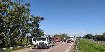 Motociclista morre após colisão traseira com caminhão na BR-290 em Eldorado do Sul