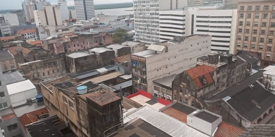 Homem morre e uma mulher fica ferida após ataque a tiros em via pública em Porto Alegre