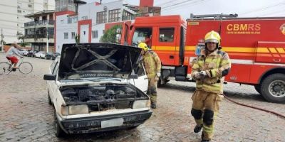 FOTOS: veículo pega fogo no centro de Camaquã