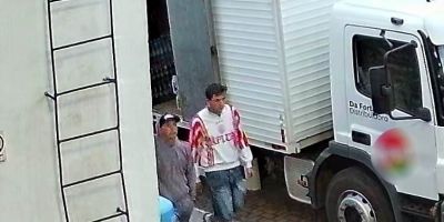 Polícia Civil pede ajuda para identificar dupla que assaltou farmácia em Cerro Grande do Sul