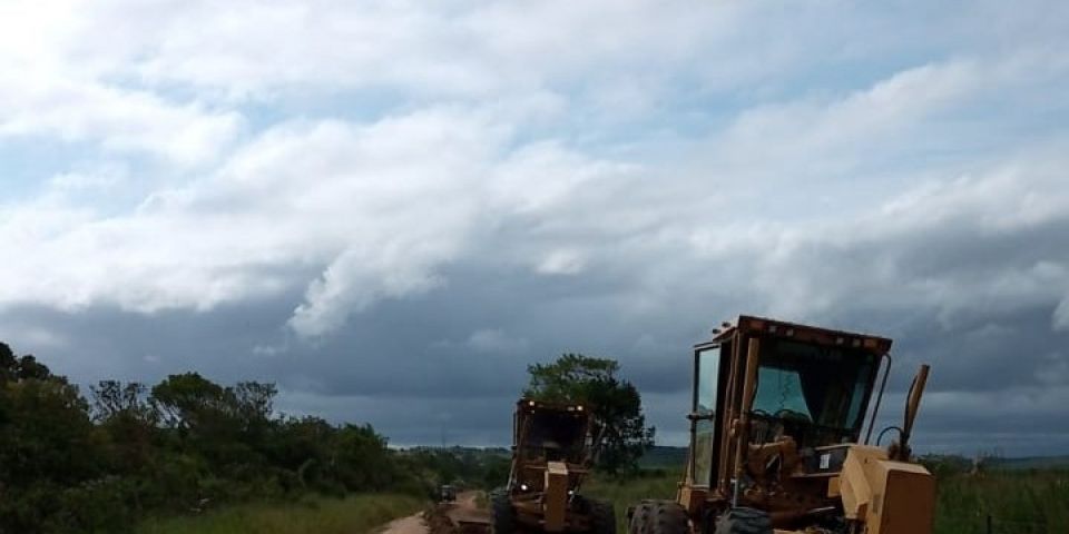 Duas estradas do interior de Camaquã recebem patrolamento