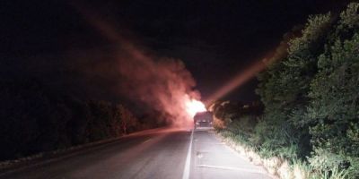 Caminhão carregado com casca de arroz incendeia na BR-290 em Eldorado do Sul