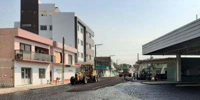 Rua Cristóvão Gomes de Andrade recebe obras de asfalto na região da Rodoviária Municipal de Camaquã