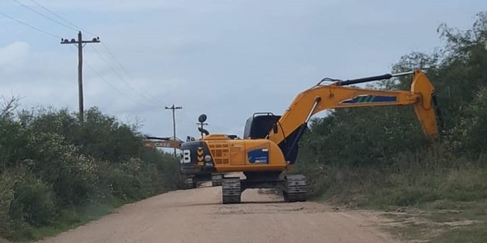 Drenagem na estrada da Pacheca, na zona rural de Camaquã, se aproxima da Vila