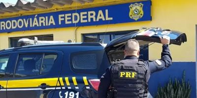 Mulher que estava foragida da justiça é presa pela PRF em carro de aplicativo em Eldorado do Sul