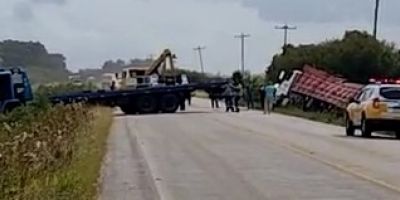 Guincho realiza retirada de carreta envolvida em acidente na ERS-350 em Arambaré