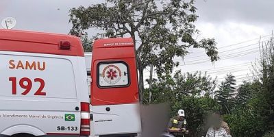 Mulher fica ferida em colisão entre motocicleta e carro no centro de Camaquã