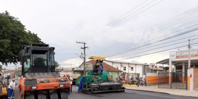 Pavimentação asfáltica avança na Rua Cristóvão Gomes de Andrade em Camaquã