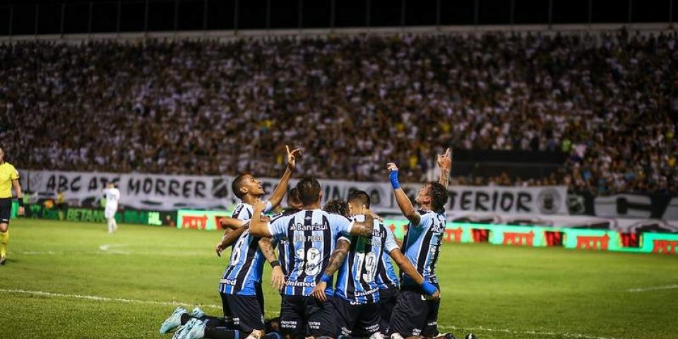 Grêmio vence ABC por 2 a 0 e abre boa vantagem na Copa do Brasil