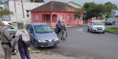 Acidente entre carro e moto deixa motociclista ferido em Camaquã