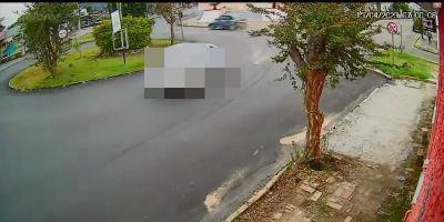 VÍDEO: carro avança rótula e atinge moto no centro de Camaquã