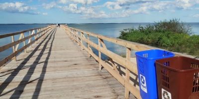 Prefeitura de Tapes instala lixeiras na orla da Praia Central para preservar a lagoa da cidade