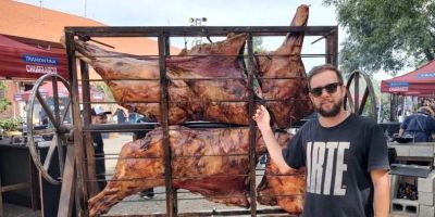 Carcaça de búfalo de quase 250 quilos foi assada inteira na Expochurrasco