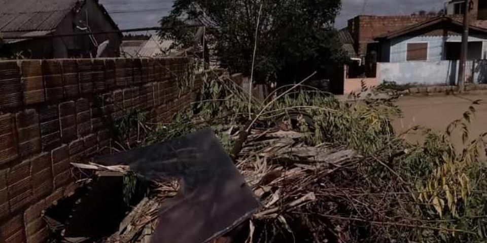 Moradora reclama de lixo deixado por antigo vizinho em terreno no bairro Cônego Walter em Camaquã