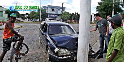 Camaquã - motorista perde o controle do veículo, passa sobre canteiro e se choca contra poste de concreto