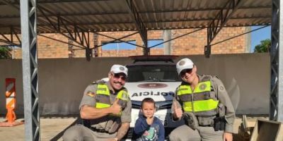 Menino de 5 anos admirador da Brigada Militar visita quartel em São Lourenço do Sul