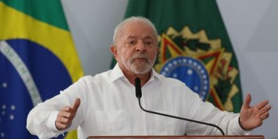 Presidente anuncia política de reajuste do salário mínimo e isenção de IR