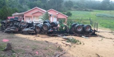 Carreta tomba e quase atinge residência na ERS-350 entre Dom Feliciano e Encruzilhada do Sul