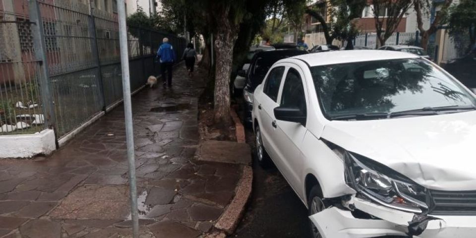 Dois automóveis colidem na zona norte de Porto Alegre