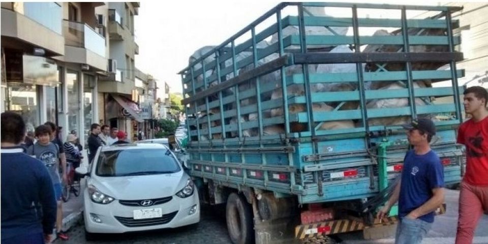 Caminhão desgovernado provoca acidente no centro de Camaquã