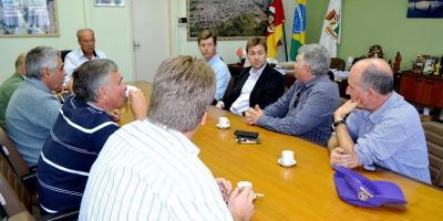 Prefeito de Camaquã reúne-se com representantes de entidades