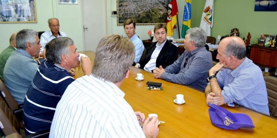Prefeito de Camaquã reúne-se com representantes de entidades