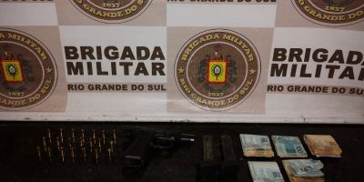 Motorista é preso com arma e dinheiro, e ainda teria tentado subornar policiais em Arambaré