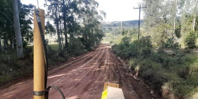 Lomba da Barragem recebe patrolamento e encascalhamento em Camaquã