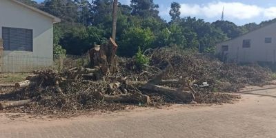 Moradora denuncia descarte irregular de lixos e entulhos no bairro Carvalho Bastos em Camaquã