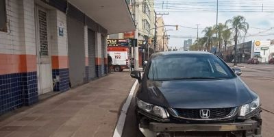 Motociclista fica ferido após ser atingido por carro em Porto Alegre