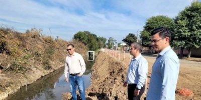 Vereadores visitam obras de drenagem na rua lateral à BR-116 em Camaquã