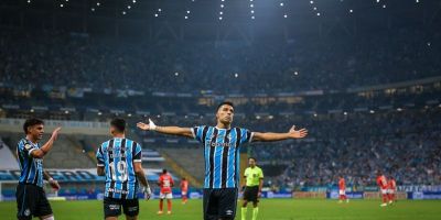 Com golaço de Suárez, Grêmio vence o Gre-Nal 439 pelo Brasileirão