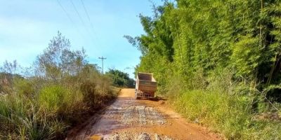 Prefeitura de Amaral Ferrador realiza manutenção na ERS-354 em Camaquã