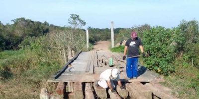 Equipe da prefeitura conclui reparo de urgência na ponte do Capão Grande em Arambaré