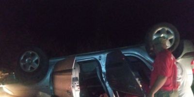 Carro com casal de idosos capota no interior de Arambaré