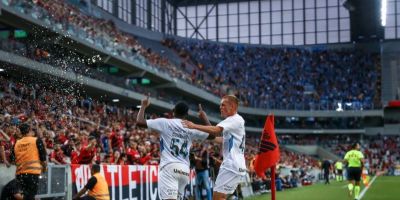 Com time misto, Grêmio mantém modelo de jogo, joga bem e vence Athletico-PR