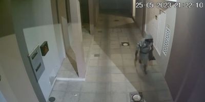 Homem furta tampas de bueiros de edifício no centro de Camaquã e é flagrado por câmeras de segurança