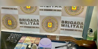 Homem é preso com drogas, armas, munição e dinheiro em Camaquã