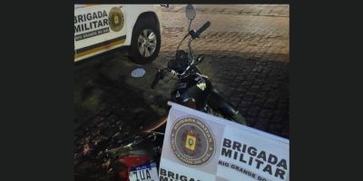 Homem é detido com moto irregular e placa de veículo furtado, em Camaquã