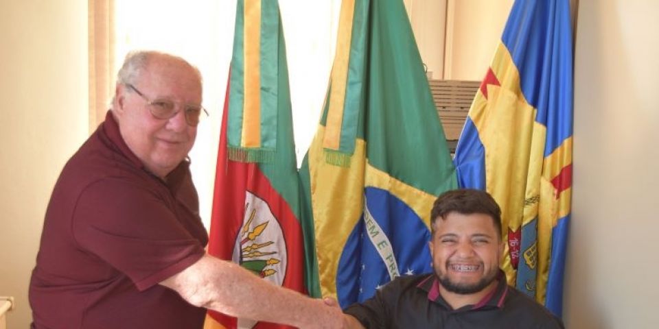 Prefeito de Tapes recebe a visita de atleta de futsal de nanismo 