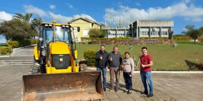 Mariana Pimentel conta com novo maquinário para qualificar serviços junto ao setor primário e de obras