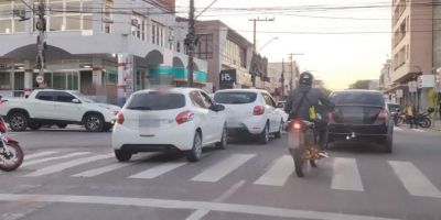 Dois veículos se envolvem em acidente no centro de Camaquã